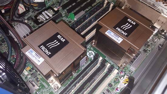 Zwei Prozessoren mit Kühler von einem Server